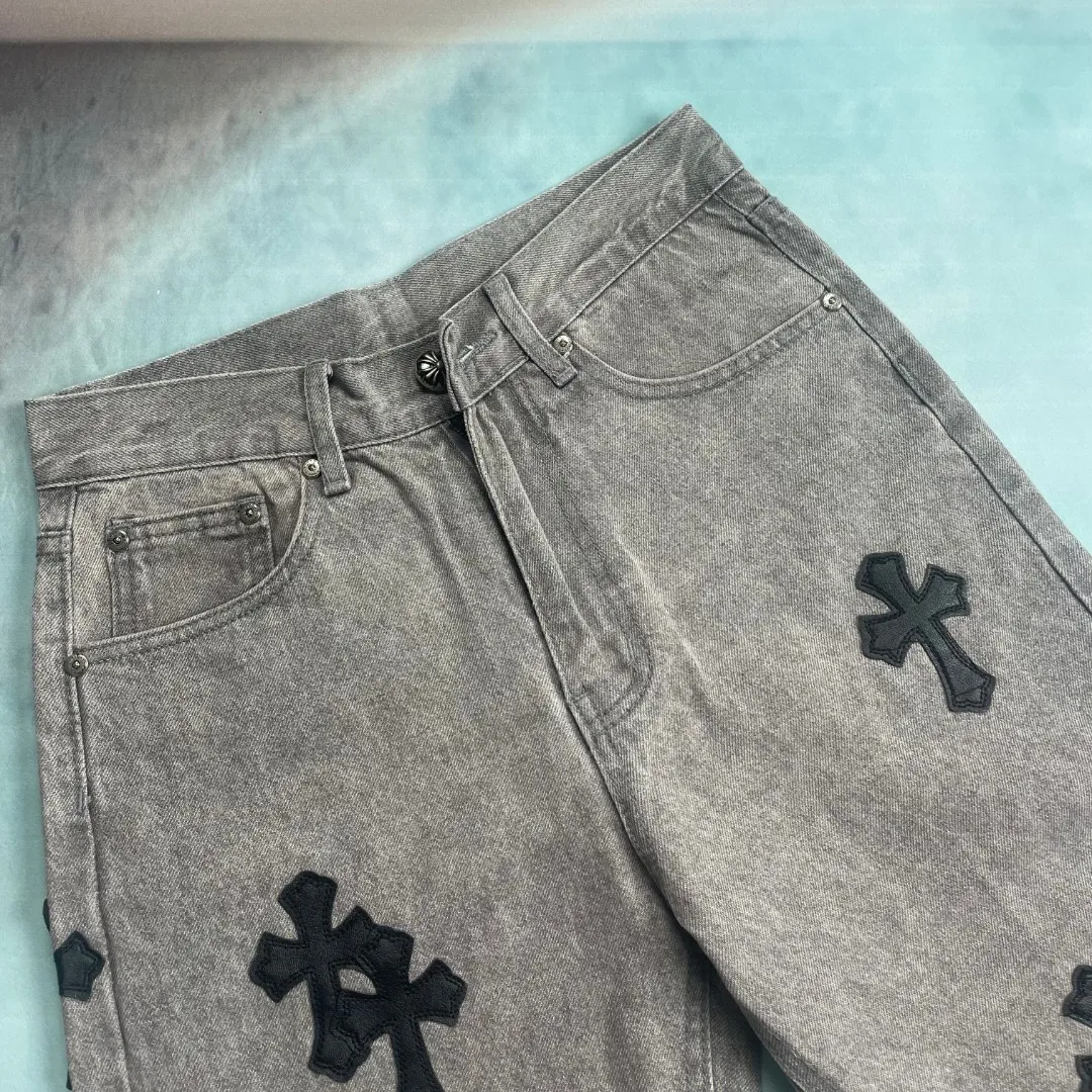 🅿️240 🔘Style No.-KL126 🔘Chloe Heart𝐂𝐡𝐫𝐨𝐦𝐞 𝐇𝐞𝐚𝐫𝐭 Matty Boy Sex Records Series Limited Gray Patch Leather High Street Jeans* [Same Style as JJ Lin] This CH jeans by Chloé Heart can be called the pinnacle of craftsmanship and design. Each pair of trousers must go through a complicated process. The finished product is first washed and then disassembled. With the exquisite craftsmanship of the craftsmen, the sheepskin is carefully cut into a cross shape, sewn by hand stitch by stitch, and then re-pieced into shape. The complicated process is difficult to describe in detail in words. When you get it, you can really feel the top-notch texture that hits your face, and its strength proves that "it looks good, no need to say more". The fabric is made of thick beaded canvas and has been washed with heavy water. The texture of the upper body is doubled, showing a natural and unique texture. The pants are straight and neat, highlighting the wearer's heroic appearance. The entire trousers are three-dimensionally cut and fit ergonomically, making them impeccable both in terms of visual effect and wearing experience. In terms of details and accessories, these jeans are also exquisite. The hardware is strictly customized according to the ZP original version, with high quality, strong and durable; the customized small leather label has a unique design, highlighting the brand's high-end positioning. After being washed, the thick beaded canvas not only feels soft and skin-friendly, but also has excellent breathability, bringing all-day comfort to the wearer. The overall workmanship of the trousers is exquisite, and every line is neatly and carefully arranged. From the overall design to the details, it shows a simple yet exquisite style.  Size: S M L XL XXL (28.30.32.34.36) Color: Gray